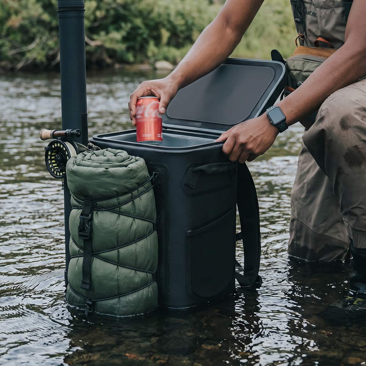 RIVONOVA MAGNETIC SOFT BACKPACK COOLER 24CAN